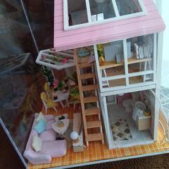 二階建てミニチュアハウス ピンク屋根の画像