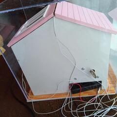 二階建てミニチュアハウス ピンク屋根の画像
