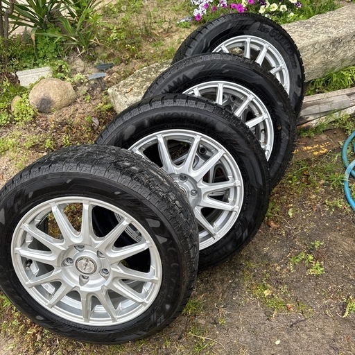 スタッドレス
タイヤ