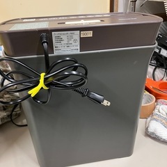 ☆値下げ☆O2506-067 アイリスオーヤマ パーソナルシュレッダー P8GC 2019年製 動作確認済み 刃の劣化具合・寿命不明 中古の画像