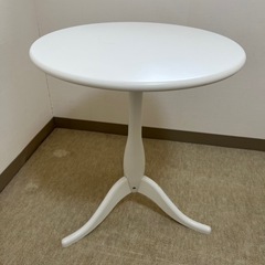 白い丸テーブル