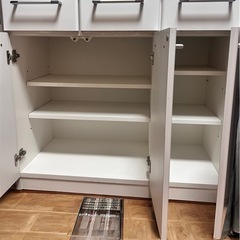 食器棚　モデルルーム使用　ホワイトインテリア　すりガラス　棚の画像