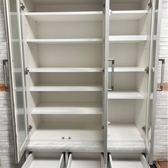 食器棚　モデルルーム使用　ホワイトインテリア　すりガラス　棚の画像