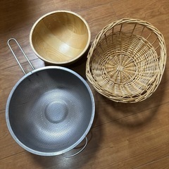 キッチン用品11点 ザル、ハートフライパン、栓抜き、皮剥き器、マグカップ、グラス、サラダボール、果物カゴの画像