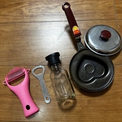キッチン用品11点 ザル、ハートフライパン、栓抜き、皮剥き器、マグカップ、グラス、サラダボール、果物カゴの画像