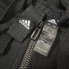 adidas パーカーの画像