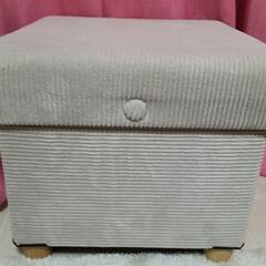 スツール 脚、収納付き

の画像