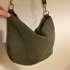 ショルダーバッグ　カーキ
の画像