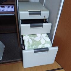 USEDスチール袖机３引出し鍵付＋手さげ金庫3ケタダイヤルの画像