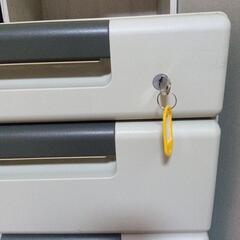 USEDスチール袖机３引出し鍵付＋手さげ金庫3ケタダイヤルの画像