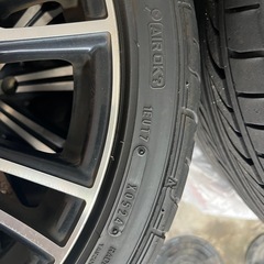 R18のタイヤ付きのキレイなアルミホイールの画像