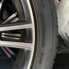 R18のタイヤ付きのキレイなアルミホイールの画像