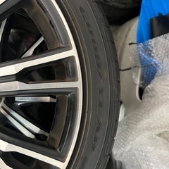 R18のタイヤ付きのキレイなアルミホイールの画像