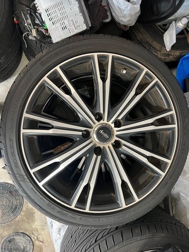 R18のタイヤ付きのキレイなアルミホイール