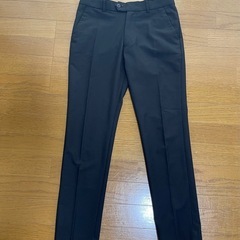 黒色とカーキ色の長ズボンを2本