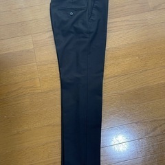 黒色とカーキ色の長ズボンを2本の画像