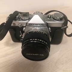 OLYMPUS OM-1 一眼レフカメラ、50mmレンズ付き、内...