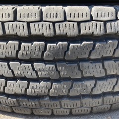 YOKOHAMA 195/80R15 23年製＋22年製　スタッドレスタイヤの画像