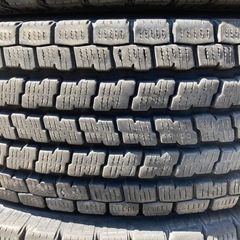 YOKOHAMA 195/80R15 23年製＋22年製　スタッドレスタイヤの画像