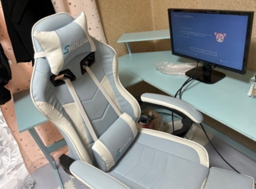 水色のゲーミングチェア、デスク 