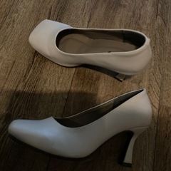 美品オフホワイトパンプス