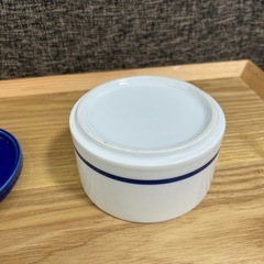 ブルー　蓋付き陶器の画像