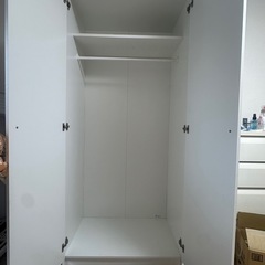 IKEAの白いワードローブ（クローゼット)の画像