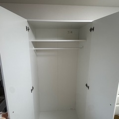 IKEAの白いワードローブ（クローゼット)の画像