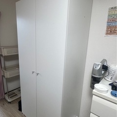 IKEAの白いワードローブ（クローゼット)の画像