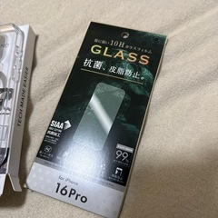 iPhone16Pro用ESRハイブリッドスタンドケースとおまけの16Pro用ガラスフィルムの画像