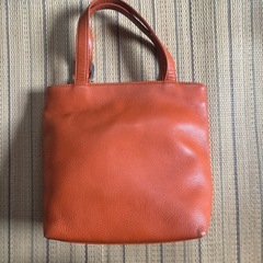  【受け渡し先決まりました】 NINA RICCIのオレンジのレザー製トートバッグとLuna Borsa ホワイトレザーバッグ ゴールドリングの画像