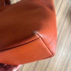  【受け渡し先決まりました】 NINA RICCIのオレンジのレザー製トートバッグとLuna Borsa ホワイトレザーバッグ ゴールドリングの画像