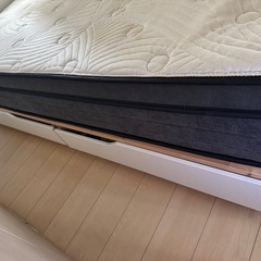 セミダブルベッドとマットレスの画像