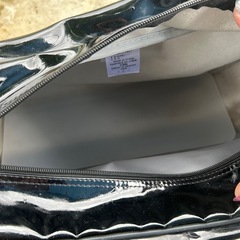 adidas エナメルバックの画像