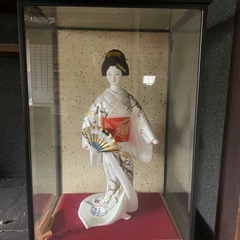 昔のガラスの箱にはいった人形