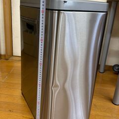 中古　動作確認済み　現状品　センサーごみ箱  47L　ゴミ箱　CW2235MT-47L  SENSIBLE ECO シルバー　の画像