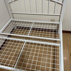 受付停止中　白シングルベットフレーム（マットレス付き）の画像