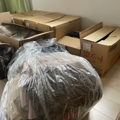 【無料】メンズ・レディース服とダンボール収納ボックス(レンゴー)セットでお譲りします⭐️の画像