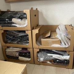 【無料】メンズ・レディース服とダンボール収納ボックス(レンゴー)...