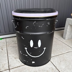 バケツ（座れる❗️クッション付き）の画像