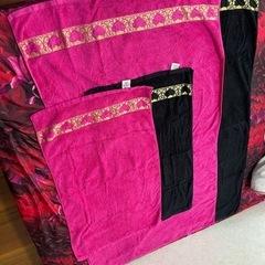 真っピンクと黒の可愛いバスタオルセットの画像