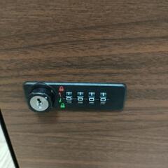 壁掛けポスト　新品　鍵付きの画像
