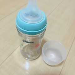 ピジョン 母乳実感 哺乳びん 240ml 3ヵ月頃~ 早く冷める耐熱ガラス製 Bear ベアー キズがつきにくく衛生的の画像