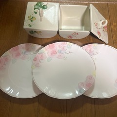 お皿と入れ物の画像