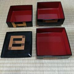 綺麗な漆器の小さめな重箱の画像