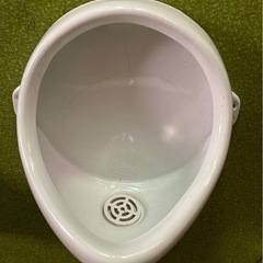 オブジェに　昭和の頃の男性用便器　ヒビ、経年劣化あり　