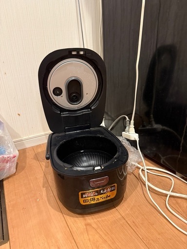 炊飯器、掃除機、テーブル