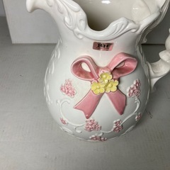 リボンの花瓶　花柄　白　陶器の画像