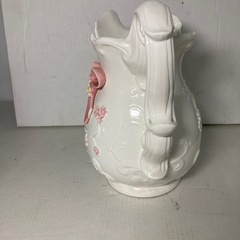 リボンの花瓶　花柄　白　陶器の画像