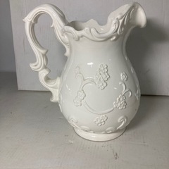 リボンの花瓶　花柄　白　陶器の画像
